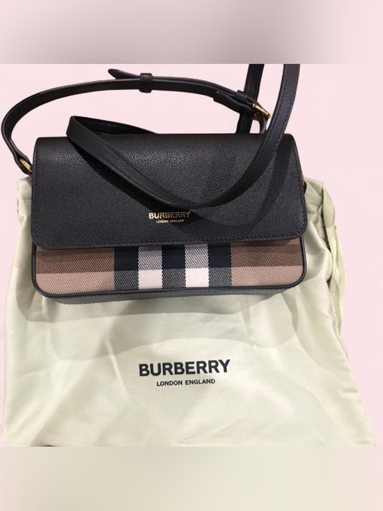 Burberry Handbags - Burberry crossbody